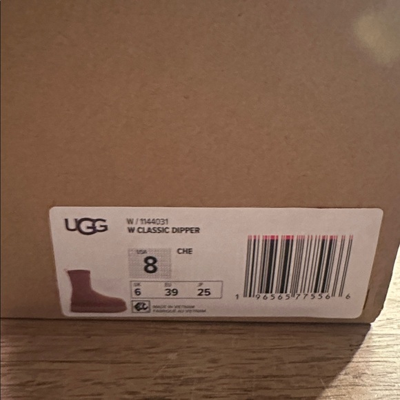 UGG Dipper Boots - Picture 7 of 7